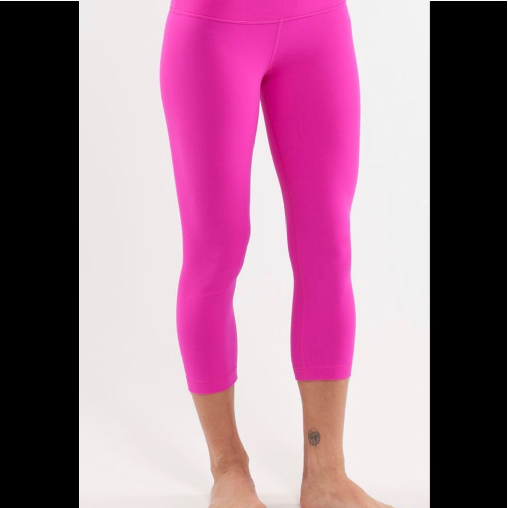 Reversible hot pink/black Wunder under crops